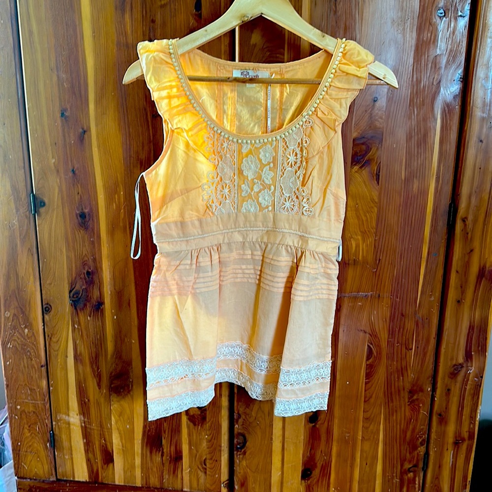Aryeh top in various colors and sizes.